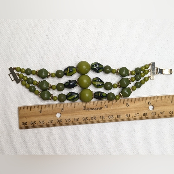 Triple stand Vintage Green beaded bracelet with gold tone closure - Picture 2 of 9